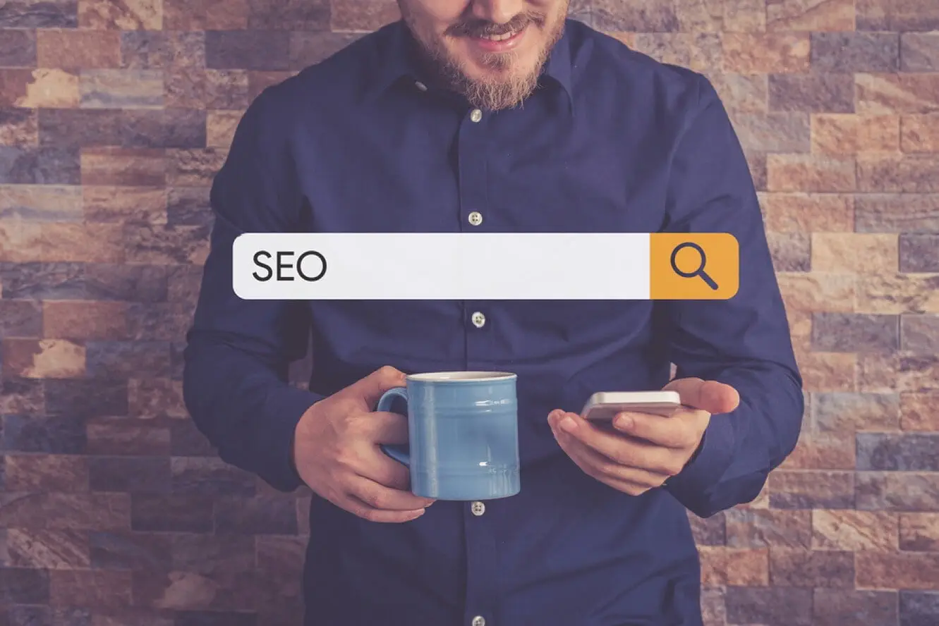 Screenshot che mostra la prima pagina dei risultati di Google con evidenziati i titoli e le meta descrizioni ottimizzati per le parole chiave SEO