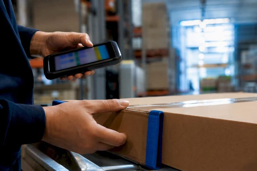 Integrazione WMS ERP: guida tecnica per IT e logistica 1 L'operatore scansiona il terminale mobile in magazzino