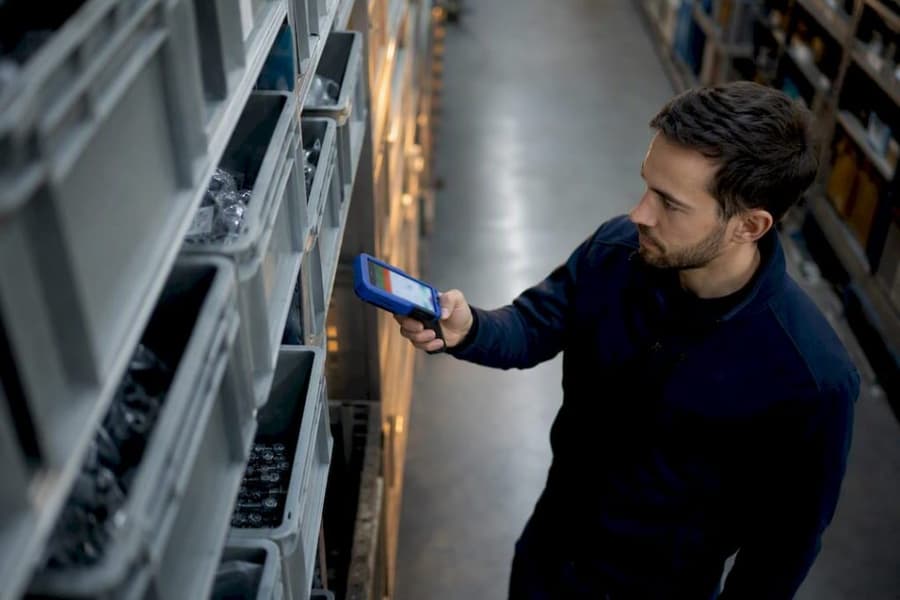 Sincronizzare magazzino ed ERP: guida operativa per PMI 1 L'operatore controlla la disponibilità dello stock in magazzino