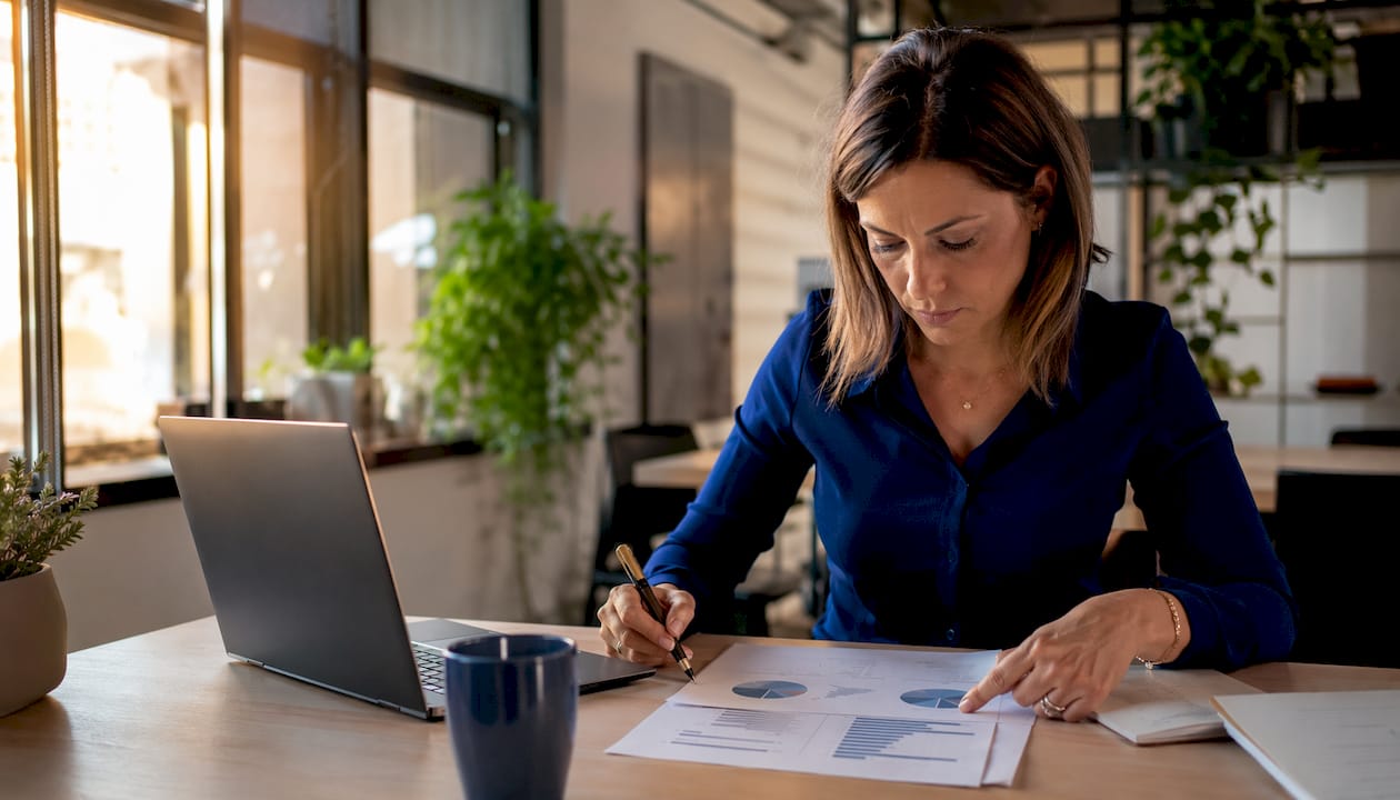 Migliori ERP italiani per PMI: come scegliere quello giusto 3 Due esperti analizzano i KPI utilizzando un tablet e prendendo appunti.