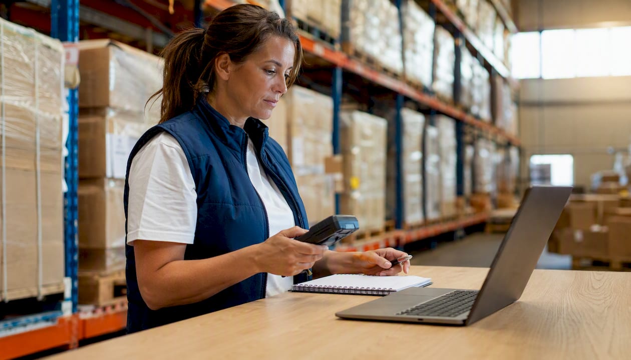 Il responsabile logistico controlla e registra la merce all’interno del magazzino.