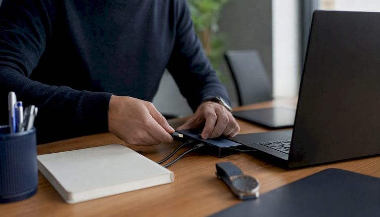 Digitalizzazione studio commercialista: roadmap pratica 4 Mani che collegano cavi sulla scrivania di un commercialista
